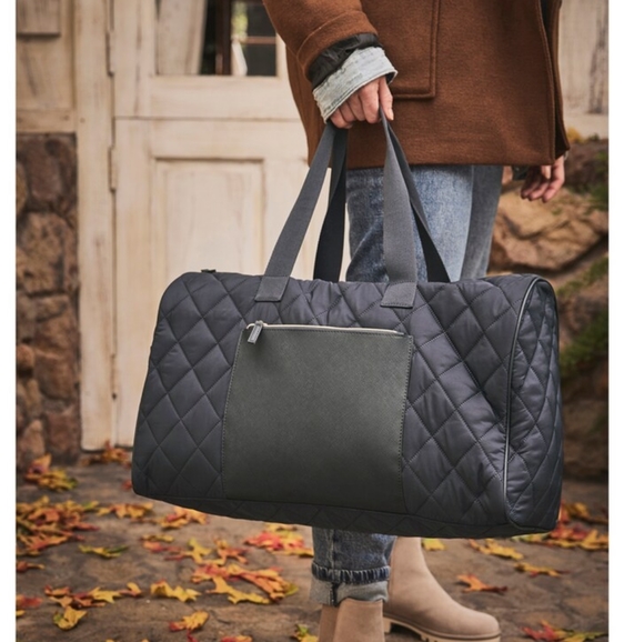 Bag๐บDSW Quilted Weekender Bag in Navy - Picture 3 of 14
